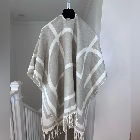 H&M Reversible Poncho Sweater Scarf Neutral Print Fringe Oversized NWT - Picture 10 of 13